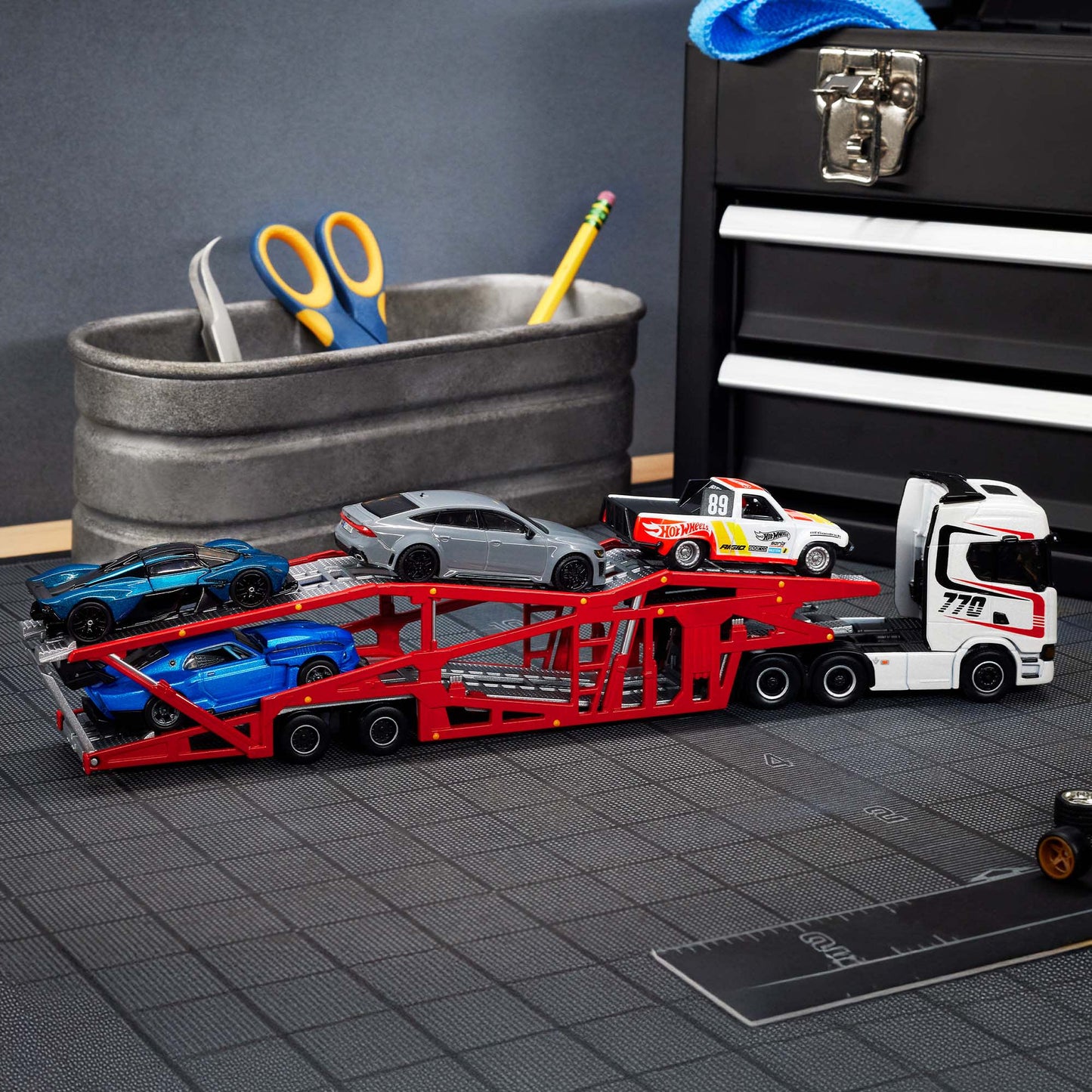 Hot Wheels Elite 64 – Scania 770 S Tractor-Trailer